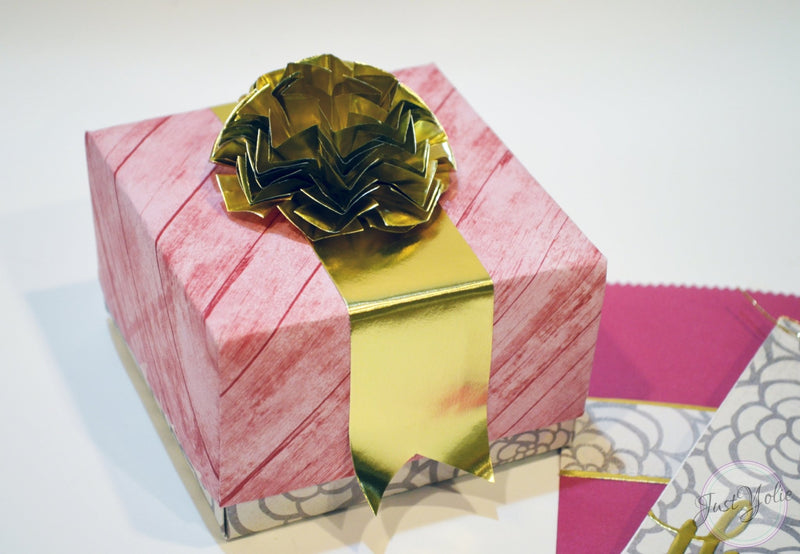 Pom Pom Flower or Rolled Star by Yolie Burke | Rinea
